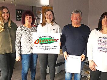 Siegfried Dörfler feierte 70. Geburtstag. Unser Bild zeigt den Jubilar mit seiner Ehefrau Petra (Zweite von links), den Enkeltöchtern Seline und Sophia sowie Tochter Jasmin (rechts).