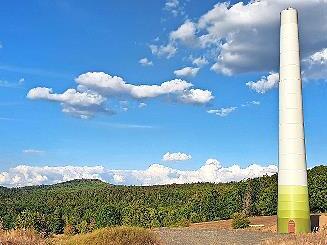 Seit fast zwei Jahren stehen die Masten „Am Steiger" bei Heubach unfertig und unverändert in der Landschaft herum.