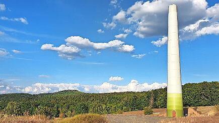 Seit fast zwei Jahren stehen die Masten „Am Steiger" bei Heubach unfertig und unverändert in der Landschaft herum.