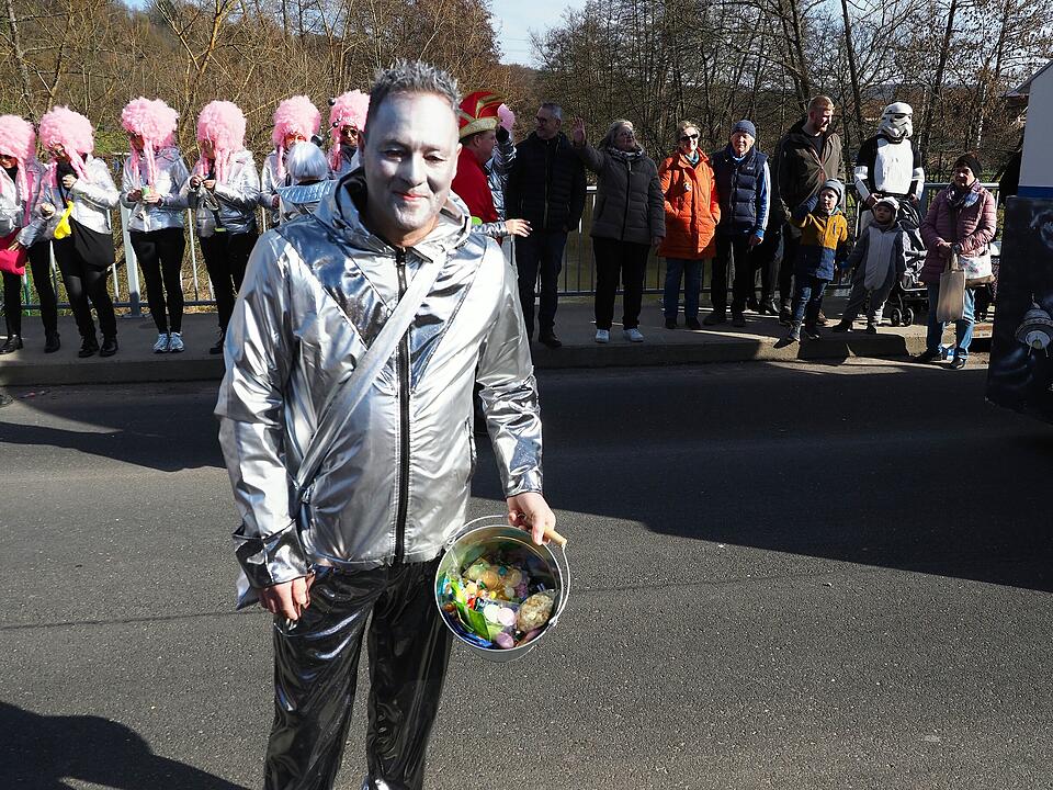 Buntes Faschingstreiben lockte tausende Besucher an.