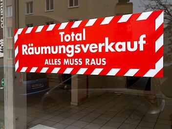 R&auml;umungsverkauf beim Traditionsgesch&auml;ft "Mengin" in Erlangen