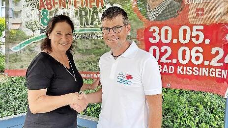 Marion Ripberger, Pro-log-Geschäftsführerin, und Michael Vorndran von der BRK-Motorradstreife Bad Kissingen