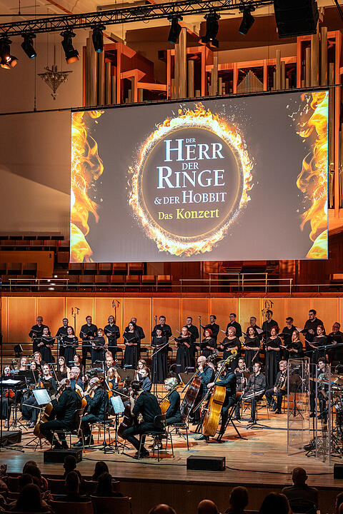 Großes Orchester, Solisten und Sänger!