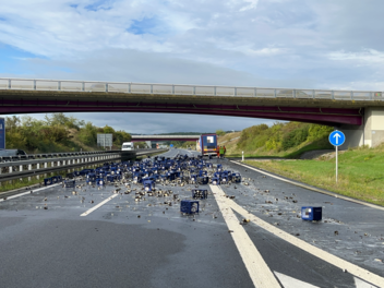 A73 bei Coburg: Lkw verliert rund 150 Bierk&auml;sten &ndash; Autobahn gesperrt
