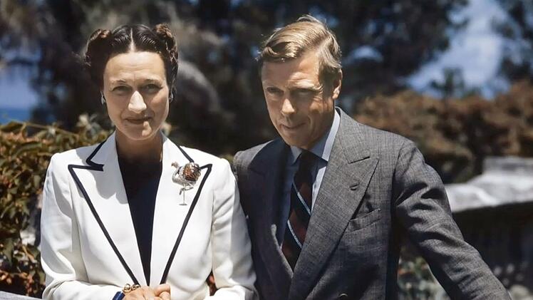 Seine Beziehung zu der zweifach geschiedenen US-Amerikanerin Wallis Simpson gilt als der offizielle Grund f&uuml;r die Abdankung von Edward VIII. als K&ouml;nig von Gro&szlig;britannien und Nordirland.