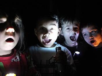 Vor diesen kleinen "Geistern" braucht niemand Angst zu haben: (von links) Franziska Krüger, Sorious Kanu, Jule Hanna und Nils Baier.  Foto: Jürgen Gärtner