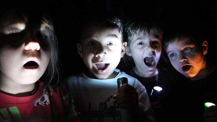 Vor diesen kleinen "Geistern" braucht niemand Angst zu haben: (von links) Franziska Krüger, Sorious Kanu, Jule Hanna und Nils Baier.  Foto: Jürgen Gärtner