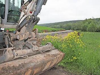 Der Regen sorgt für Bauverzögerungen an der Staatsstraße 2281. Deshalb ist sie für weitere eineinhalb Monate gesperrt. Foto: Heike Beudert