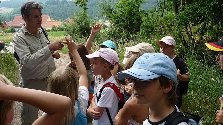 Albrecht Hartung ist gerne Förster, und er teilt sein Wissen über den Wald auch gerne. Hier beispielsweise mit Kindern bei einer Führung. Foto: Archiv