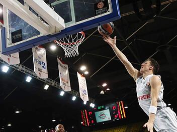 Hoch hinaus - wie hier Casey Jacobsen - wollen die Brose Baskets auch gegen die s.Oliver Baskets W&uuml;rzburg. Foto: Daniel L&ouml;b