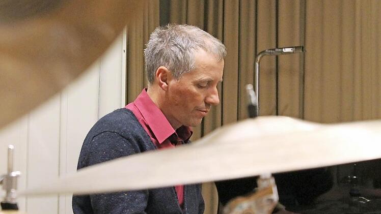 Musik als Broterwerb für eine dreiköpfige Familie: Michael Keul unterrichtet Jazz-Schlagzeug an der Musikhochschule München. Fotos: Benedikt Borst