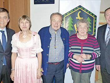 Die Jubilare wurden ausgezeichnet. Zu sehen sind (v. l.) Bürgermeister Jens Korn, Gudrun Jentzsch, Georg Stumpf, Gunda Gareis und Vereinsobmann Jürgen Schleezu sehen.  Foto: privat