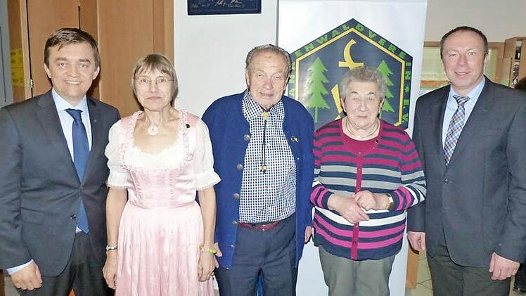 Die Jubilare wurden ausgezeichnet. Zu sehen sind (v. l.) Bürgermeister Jens Korn, Gudrun Jentzsch, Georg Stumpf, Gunda Gareis und Vereinsobmann Jürgen Schleezu sehen.  Foto: privat