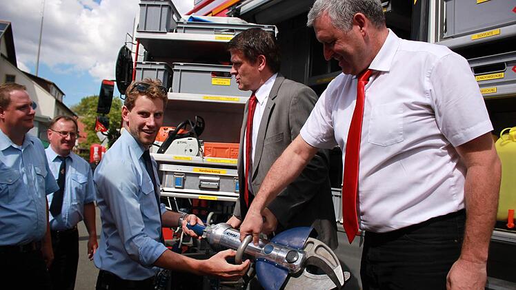 Ein wichtiges Gerät für die technische Hilfeleistung ist der Spreizer. Dass der ziemlich schwer ist, durften Schirmherr und Bürgermeister selbst erfahren.