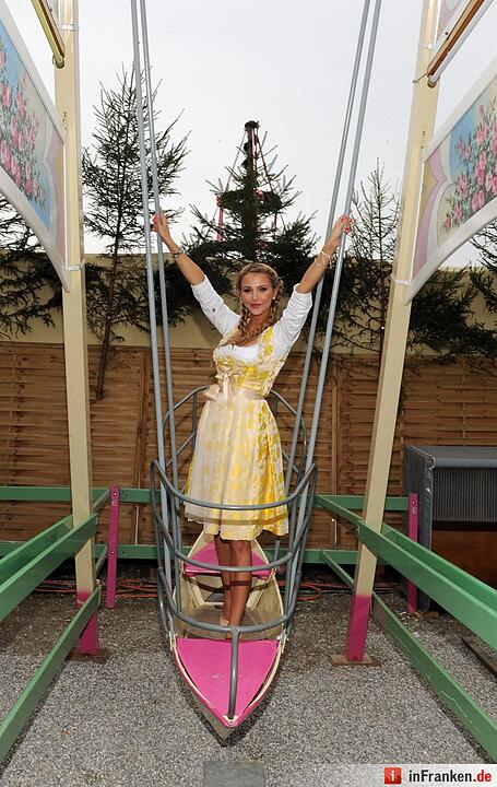 Sophie Hermann, Stieftochter von Schauspielerin U. Glas, schaukelt am 22.09.2015 in München vor dem Ebel und Cosmopolitan Get-Together im Käferzelt auf dem Oktoberfest in einer Schiffschaukel. Die 182. Wiesn dauert bis zum 04.10.2015 und wird wieder rund sechs Millionen Besucher aus aller Welt anlocken. Foto: Ursula Düren/dpa
