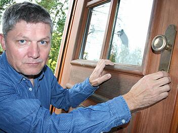 Kriminalhauptkommissar Helmut Eßel weist auf Schwachstellen bei der Einbruchssicherheit hin: So sollten an Haustüren die Beschläge des Schlosses von außen nicht abschraubbar sein. Foto: FT