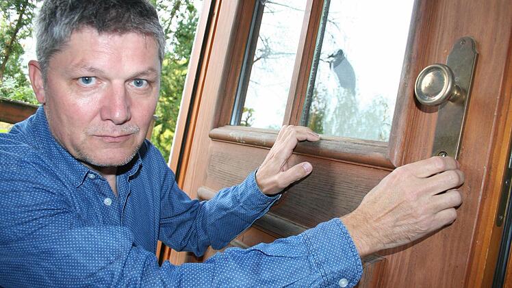 Kriminalhauptkommissar Helmut Eßel weist auf Schwachstellen bei der Einbruchssicherheit hin: So sollten an Haustüren die Beschläge des Schlosses von außen nicht abschraubbar sein. Foto: FT