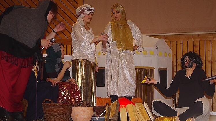 Die Eltern der Kiga-Kinder spielten das Theaterstück "Der kleine wilde Junge und der Geisterbär".  Foto: Heike Schülein