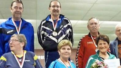Die erfolgreichen Seniorenkegler mit (vorne, Zweite von links) Silbermedaillengewinnerin Monika Kempf (SKC Obertheres) und (hinten, Zweiter von links) Goldmedaillengewinner Robert Neundörfer (Alle Neun Sand)  Foto: privat