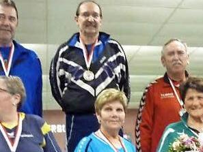 Die erfolgreichen Seniorenkegler mit (vorne, Zweite von links) Silbermedaillengewinnerin Monika Kempf (SKC Obertheres) und (hinten, Zweiter von links) Goldmedaillengewinner Robert Neund&ouml;rfer (Alle Neun Sand)  Foto: privat