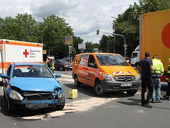 Dienstag um 12 Uhr: Bei einem Verkehrsunfall auf der Schauer-Kreuzung stießen ein Opel Corsa und ein Sattelschlepper (rechts) zusammen. Dabei liefen 150 Liter Diesel aus dem Lkw-Tank in die Kanalisation. Foto: Stephan Tiroch