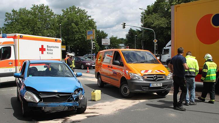Dienstag um 12 Uhr: Bei einem Verkehrsunfall auf der Schauer-Kreuzung stießen ein Opel Corsa und ein Sattelschlepper (rechts) zusammen. Dabei liefen 150 Liter Diesel aus dem Lkw-Tank in die Kanalisation. Foto: Stephan Tiroch