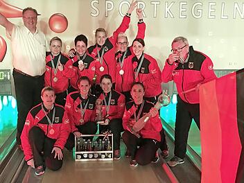 Im Weltmeisterteam feierten auch vier Spielerinnen sowie das Trainerteam vom SKC Victoria Bamberg. Unser Bild zeigt (jeweils v. l., hinten) DKBC-Sportdirektor Harald Seitz, Daniela Kicker Sissi Schneider, Saskia Seitz, Sina Bei&szlig;er, Trainerin Sandra Hirsch und Co-Trainer Werner Buchs; vorne v.&nbsp;l.: Alina Dollheimer, Melina Zimmermann, Saskia Barth und Corinna Kastner. Foto: privat