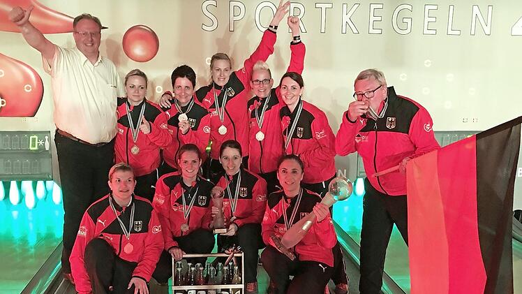 Im Weltmeisterteam feierten auch vier Spielerinnen sowie das Trainerteam vom SKC Victoria Bamberg. Unser Bild zeigt (jeweils v. l., hinten) DKBC-Sportdirektor Harald Seitz, Daniela Kicker Sissi Schneider, Saskia Seitz, Sina Bei&szlig;er, Trainerin Sandra Hirsch und Co-Trainer Werner Buchs; vorne v.&nbsp;l.: Alina Dollheimer, Melina Zimmermann, Saskia Barth und Corinna Kastner. Foto: privat