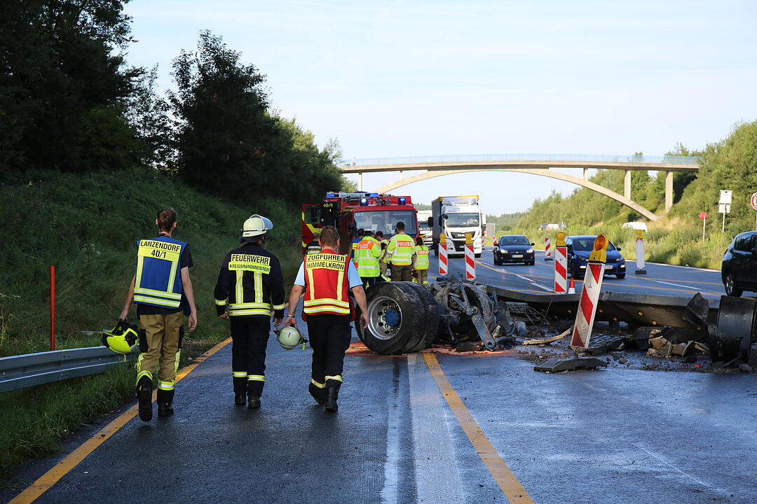 Unfall auf A9: Sattelzug prallt gegen Baustelle