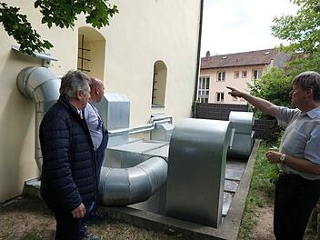 Bernhard Schwab, Walter Drebinger und Manfred Welker begutachten die derzeitige Anlage. Foto: R. Sänger