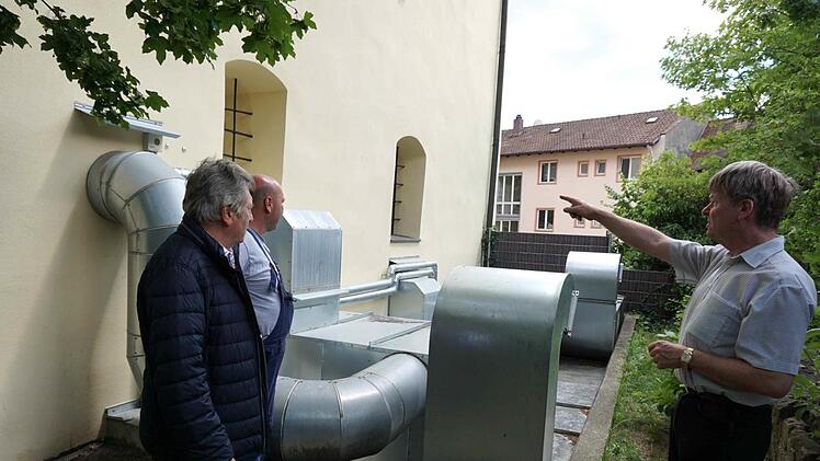 Bernhard Schwab, Walter Drebinger und Manfred Welker begutachten die derzeitige Anlage. Foto: R. Sänger