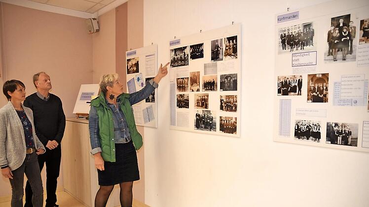 Die Ausstellung über Konfirmationsfeiern der Vergangenheit in der Kirchengemeinde Hain stößt auf großes Interesse und ist noch bis Sonntag, 23. Dezember (4. Advent) zu besichtigen. Michaela Siegelin (Helferin), Pfarrer Reinhold König, Initiatorin und Ausstellungsmacherin Sabine Siegelin (von links)  Fotos: Karl-Heinz Hofmann
