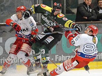 Dieses Duell in der Freitagspartie zwischen Markus Babinsky (Mitte) und zwei Peitingern ging an den Höchstadter, doch der EC hatte ergebnistechnisch mit 5:3 die Nase vorn.  Foto: Picturedreams