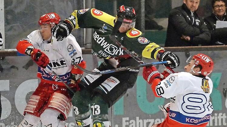 Dieses Duell in der Freitagspartie zwischen Markus Babinsky (Mitte) und zwei Peitingern ging an den Höchstadter, doch der EC hatte ergebnistechnisch mit 5:3 die Nase vorn.  Foto: Picturedreams
