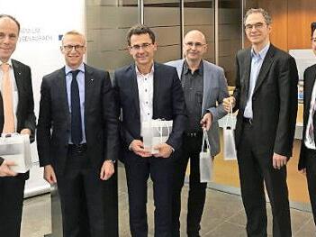 Die Unternehmer und F&uuml;hrungskr&auml;fte Johannes Hofmann, Oliver Brehm, Markus Steinbrenner, Thomas Ro&szlig;ner, Thomas Wagner und Tomas Liewald (v. l.) tauschten sich aus. Foto: privat