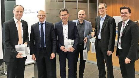 Die Unternehmer und F&uuml;hrungskr&auml;fte Johannes Hofmann, Oliver Brehm, Markus Steinbrenner, Thomas Ro&szlig;ner, Thomas Wagner und Tomas Liewald (v. l.) tauschten sich aus. Foto: privat