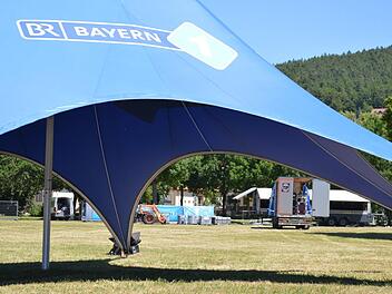 Seit Donnerstag wird im Kurpark flei&szlig;ig gewerkelt, denn zwei Tage sp&auml;ter, am 29.&nbsp;Juni, erwarten die Bad Bockleter zum gro&szlig;en Sommerfestival bis zu 20&nbsp;000 Besucher. Isolde Krapf
