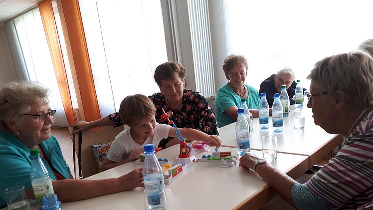 Kinder und Senioren spielten gemeinsam. Foto:  Nathalie Langer