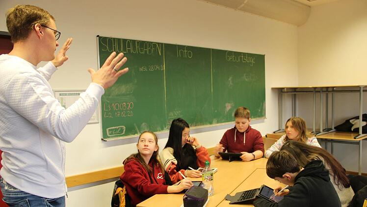 Mathelehrer Sebastian Hardt bespricht mit den Schülern eine Aufgabenstellung,Heike Beudert