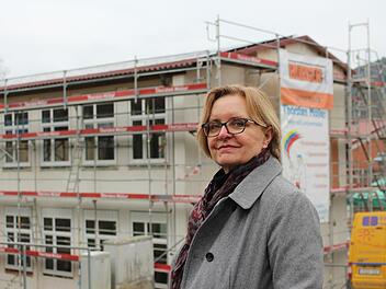 Ulla Farkas ist schon vertraut mit der Sanierung der Grundschule in der Marktgemeinde Zeitlofs. Foto: Julia Raab