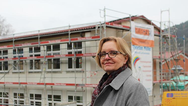 Ulla Farkas ist schon vertraut mit der Sanierung der Grundschule in der Marktgemeinde Zeitlofs. Foto: Julia Raab