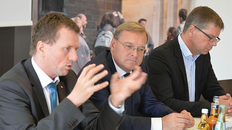 Klaus-Dieter Josel von der Bahn-AG und Bambergs Oberbürgermeister Andreas Starke (SPD) stellten die Ergebnisse des vierten Treffens des Koordinierungskreises Bahnausbau Bamberg vor der Presse vor.   Foto: Ronald RInklef
