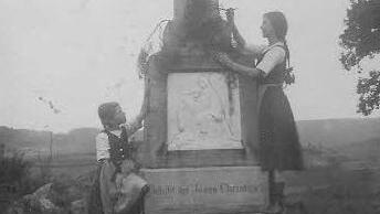 Ernst Putz' Schwestern Lisbeth und Lothe im Jahr 1912 am Füglein-Kreuz, dessen Umfeld damals völlig unbewaldet war.