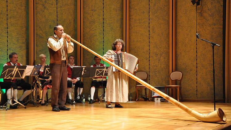 Das Alphorn wurde auch im Spessart gespielt, erläuterten "Die Spessart-Spielleut", Lissy und Hans Heilgenthal aus Hofstetten.
