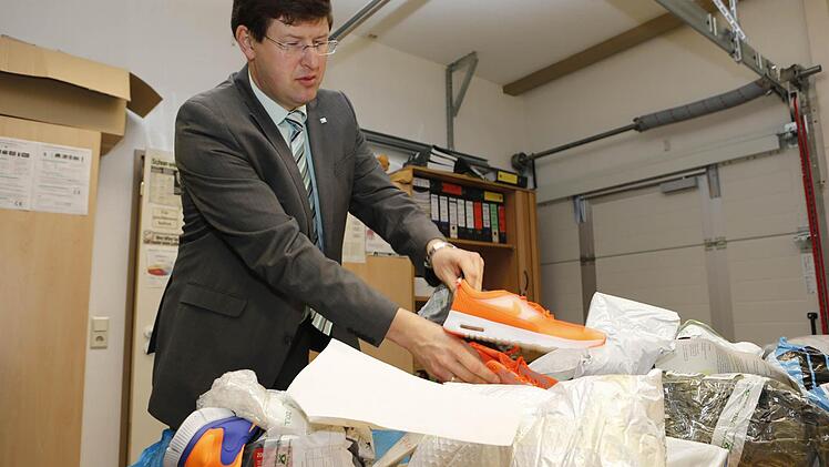 Der Leiter des Zollamts, Matthias Dütsch, könnte derzeit allein für die Markenkontrolle der Postsendungen noch zwei Leute extra einstellen.  Foto: Matthias Hoch