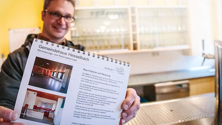 Alexander Hoderlein zeigt, wie der Ausschank im Gemeindehaus Hesselbach früher aussah und heute aussieht. Er ist einer von mehr als 30 Bürgern, die das Gebäude ehrenamtlich sanieren. Sie leisten einen Beitrag dazu, Wilhelmsthal attraktiv zu halten.  Foto: Hendrik Steffens