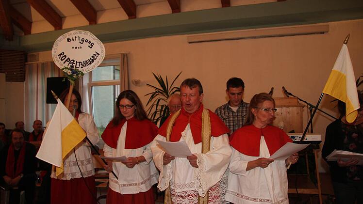 Eine witzige Einlage hatten die Motschenbacher für "ihren" Dekan vorbereitet: einen Bittgang.