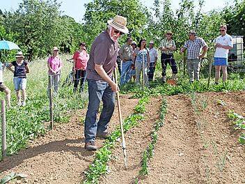 Mit seiner "Wunderhacke" zeigte Joseph Schröder, wie schnell sich der Boden bearbeiten lässt.  Foto: Gerda Völk
