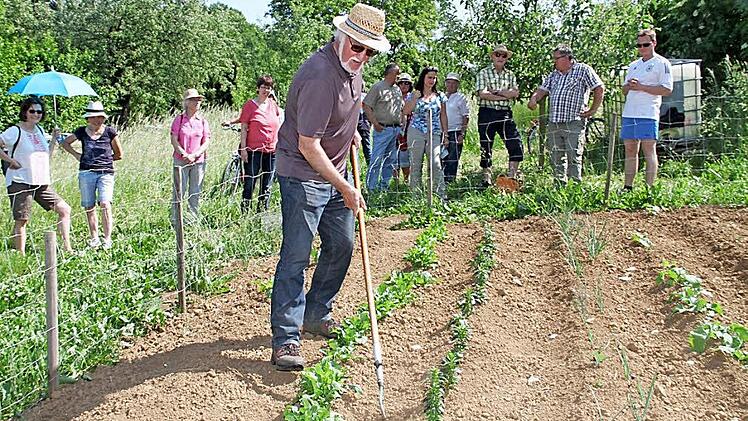 Mit seiner "Wunderhacke" zeigte Joseph Schröder, wie schnell sich der Boden bearbeiten lässt.  Foto: Gerda Völk
