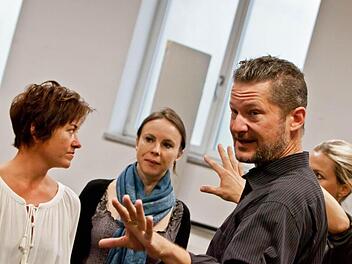 Gastregisseur Tobias Materna bei der Probenarbeit an "Ball im Savoy". Foto: Jochen Berger